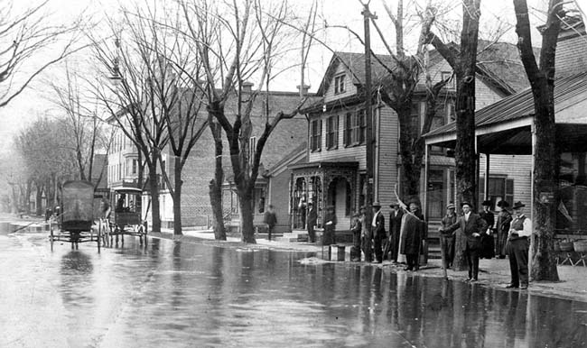<B>Street scene</B> in Beardstown during the 1912 flood