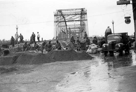 <B>Filling sand bags at the bridge</B> in Beardstown during a flood (undated)