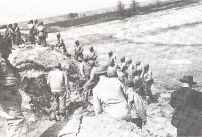 <b>Soldiers Sandbagging the Levee</b><br>In May of 1943, 500 soldiers from nearby Camp Ellis reinforced the Beardstown levee.  The town was evacuated for two weeks, but the levee held.  This is referred to as the Dry Flood of 1943.