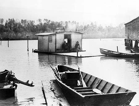 <b>Warren Float</b>, Liverpool, Illinois.<br>Clint Warren's float where he cleaned boats.  Warren boathouse is on the far right.<br>Dickson Mounds Museum Collection.