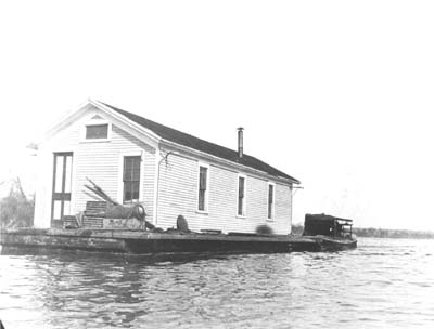 <b>Houseboat Pushed by the ":Illini"</b>, circa 1903-1920.