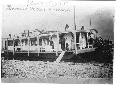<b>Houseboat, the "Sunny South"</b>.<br>Meredosia River Museum Collection.