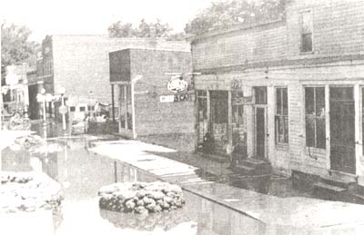 <b>Meredosia Flood of 1943</b>.  South side of Meredosia, building to the right was Merle Perry's Restaurant.