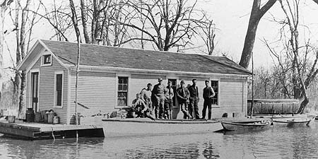 <b>Houseboat</b><br> Through the 1930s there were many houseboats along the Illinois in which families lived. During the winters, the boats would be hauled ashore to avoid being crushed by ice.