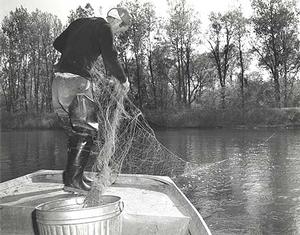 Harvesting the River: Harvesting: : Trammel Nets -- Illinois State Museum