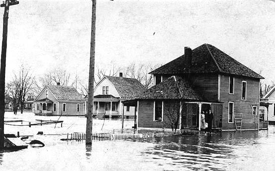 <B>1913 Beardstown Flood</B> showing the O'Neal residence on Third Street surrounded by high water