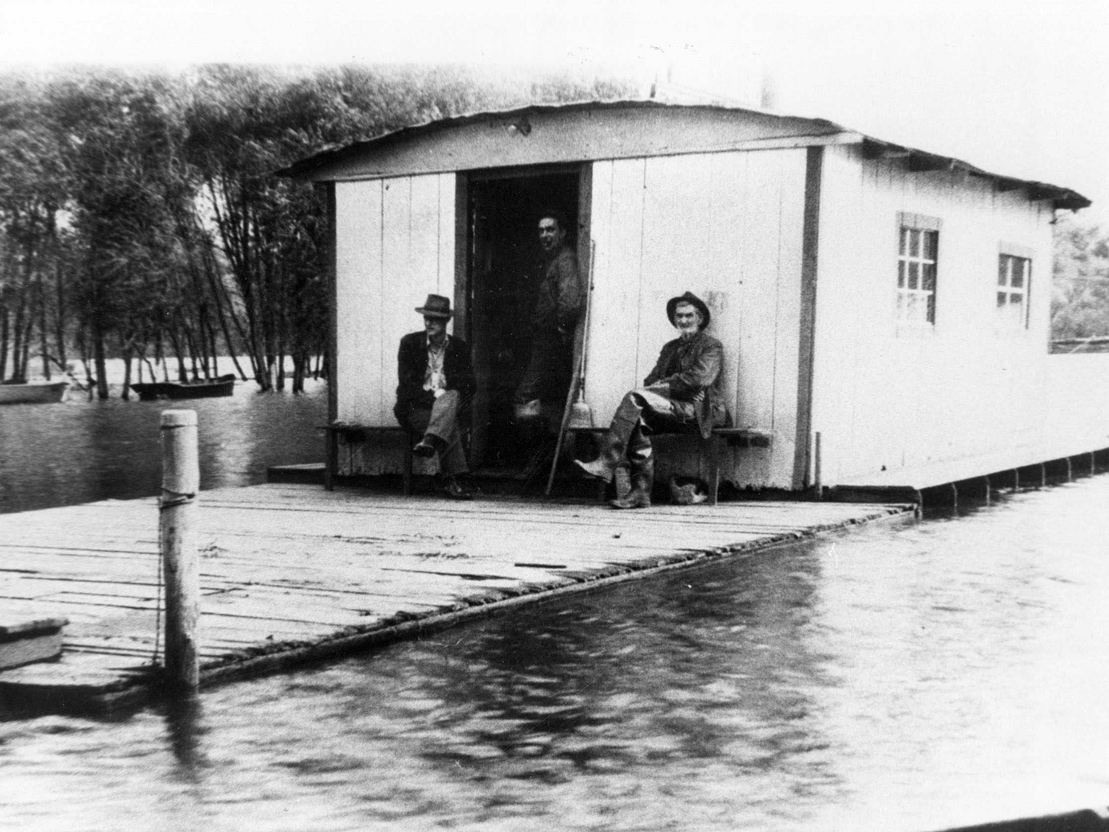 <b>Warren's Float</b> where Clint Warren cleaned boats.  Warren's boathouse is on the far right.