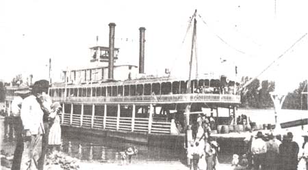 <b>Steamer at Beardstown's Landing</b>, circa early 1900s.