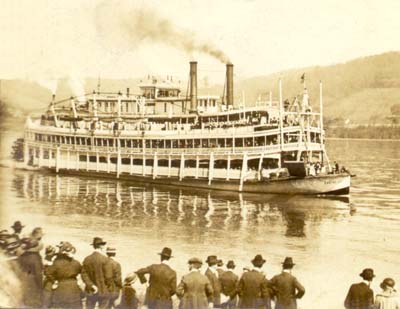 <b> The East St. Louis Coming into Dock</b>