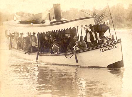 <b>The J. A. Schulte</b> and passengers at Havana, Illinois.