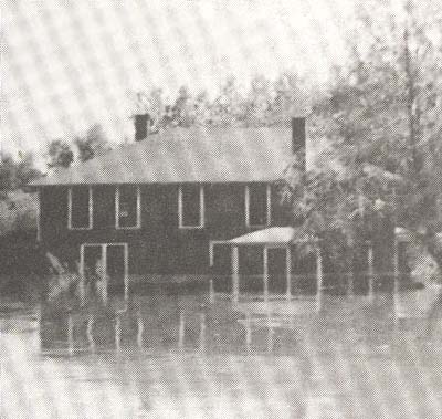 <b>Chicago Gun Club</b> in Meredosia Island during the flood of 1943.