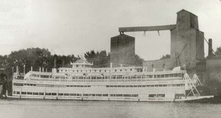 <b>Stern Wheeler</b> excursion boat owned by Lester and James Robinson.