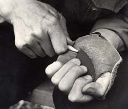 photo of flintknapping technique